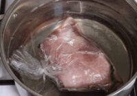 Vairs nekāda karstā ūdens: pievienoju siltam ūdenim 2 karotes viena produkta, un gaļa atkausējas vienā mirklī