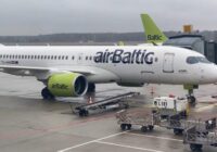 “airBaltic” zaudē lidmašīnu: tehniskajā apkopē Rīgā radušies neatgriezeniski bojājumi