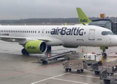 airBaltic un citas lidsabiedrības brīdina: degvielas krīze var ietekmēt ceļojumu izmaksas