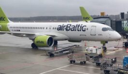 “airBaltic” zaudē lidmašīnu: tehniskajā apkopē Rīgā radušies neatgriezeniski bojājumi