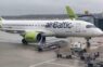 “airBaltic” zaudē lidmašīnu: tehniskajā apkopē Rīgā radušies neatgriezeniski bojājumi
