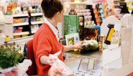 Kādā Rīgas lielveikalā kasiere atteicās ņemt rokās manus 50 eiro: tikai vēlāk viņa paskaidroja kas par lietu Kādā Rīgas lielveikalā kasiere atteicās ņemt rokās manus 50 eiro: tikai vēlāk viņa paskaidroja kas par lietu