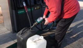 Īslaicīgs degvielas trūkums stacijās? Ministrs mierina, ka ar apgādi viss ir kārtībā