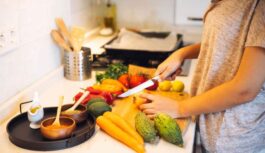 “Viņi ēd to, kam pietiek naudas” jeb ko gatavot ēst ja vīrs pārtikai mēnesī izsniedz vien 300 eiro “Viņi ēd to, kam pietiek naudas” jeb ko gatavot ēst ja vīrs pārtikai mēnesī izsniedz vien 300 eiro