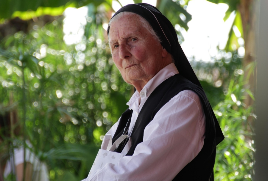 Rēzeknes pusē, dziļos laukos reiz dzīvoja tante Mirdza, klīda baumas, ka viņai piemīt spēja redzēt nākotni