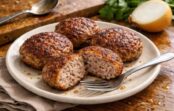 Pašgatavotas klasiskās kotletes kā bērnībā: kā panākt, lai tās vienmēr izdotos sulīgas