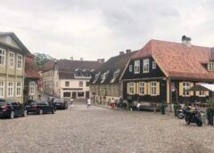 “Brauksim citur” – Latvijas iedzīvotāji asi reaģē uz Kuldīgas jauno tūrisma nodokli