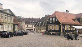 “Brauksim citur” – Latvijas iedzīvotāji asi reaģē uz Kuldīgas jauno tūrisma nodokli