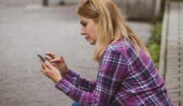 Kāda ilggadēja Tele2 kliente pamanījusi nepatīkamu pārsteigumu savā pēdējā rēķinā: “Tā ir ņirgāšanās”