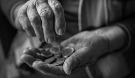 Pārsteigums aprīļa sākumā: tūkstošiem strādājošo pensionāru maciņos iespējams ieplūdīs lielākas summas