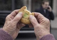 Dēls atbrauca ar jaunu džipu, bet mammai atveda piparkūkas, kurām beidzies derīguma termiņš: “Mammu, tās joprojām ir normālas”