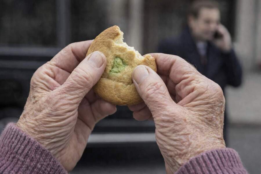 Dēls atbrauca ar jaunu džipu, bet mammai atveda piparkūkas, kurām beidzies derīguma termiņš: “Mammu, tās joprojām ir normālas”