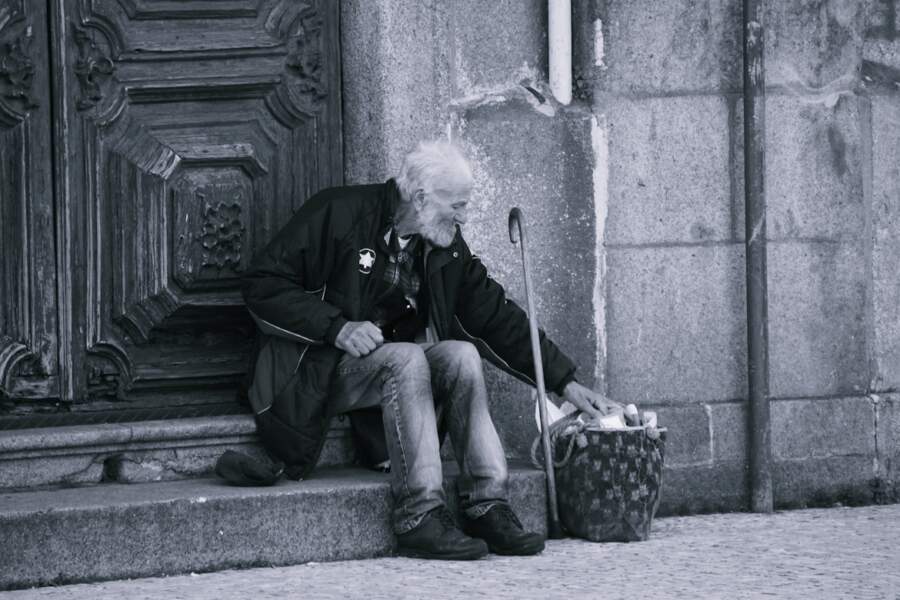 Meita jautā: “Vai man obligāti jāmaksā par tēva uzturēšanos pansionātā, ja es to negribu” – skaidrojam