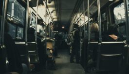 Kāpēc daži cilvēki sabiedriskajā transportā nekad nesēžas blakus citiem, pat ja ir brīvas vietas