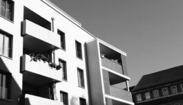 Dzīvokļa īrniece jautā: “Vai var man likt maksāt vairāk par apkuri, ja nav iestiklots balkons” – skaidrojam