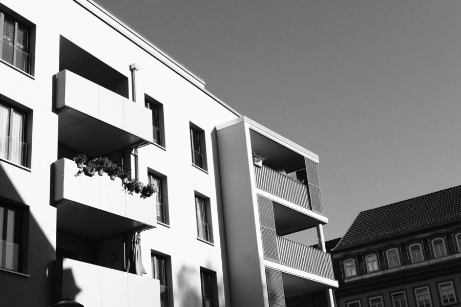 Dzīvokļa īrniece jautā: “Vai var man likt maksāt vairāk par apkuri, ja nav iestiklots balkons” – skaidrojam