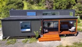 Dzīve 25 kvadrātmetros: kāpēc pensionāri izvēlas pārdot lielo māju un pārvākties uz “kompaktā māju”