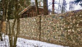 Skaistāk nekā metāls un pat lētāk: kāpēc gabionu žogi šobrīd iekaro sētas