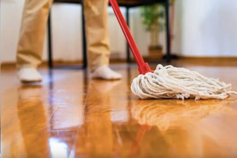 Iemetu spainī divus maisiņus un mazgāju grīdu: ideāls mirdzums bez švīkām un patīkams aromāts