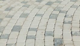 Smiltis ir pagātne: kāpēc meistari tagad iesaka klāt bruģi uz pavisam citas “pamatnes”