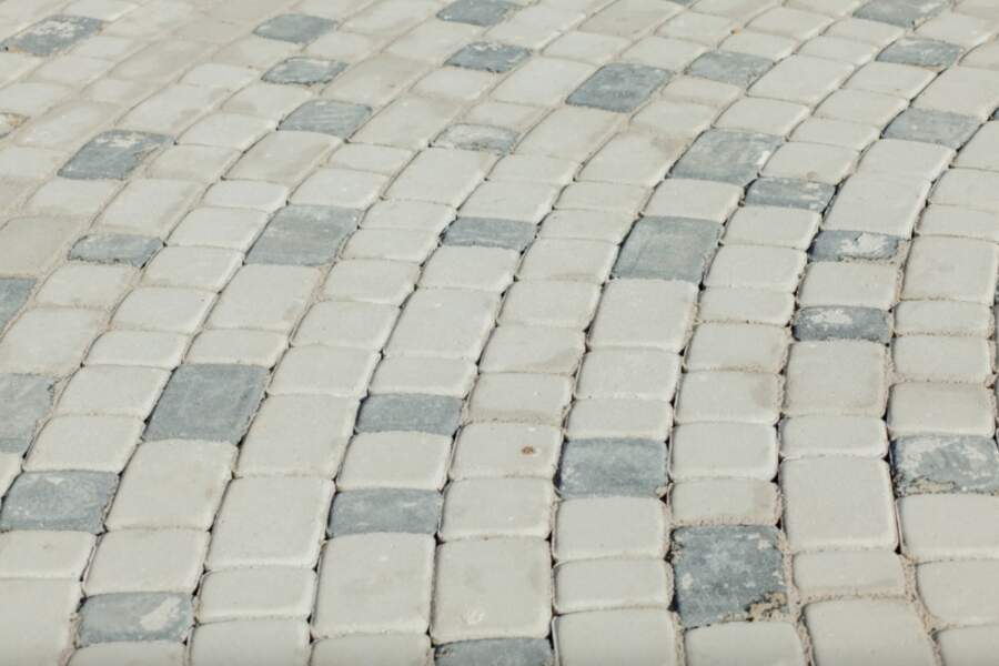 Smiltis ir pagātne: kāpēc meistari tagad iesaka klāt bruģi uz pavisam citas “pamatnes”