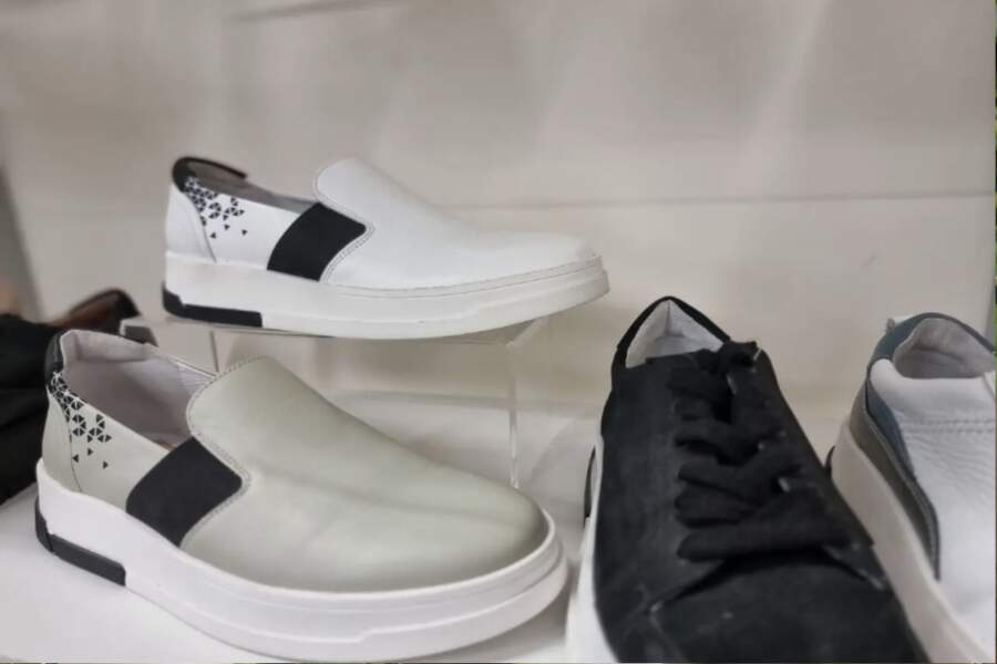 Kā 10 minūtēs atbrīvoties no smakas apavos bez pūšamajiem: tālbraucēju pārbaudītā metode