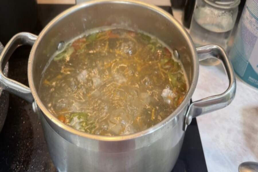 Vai tiešām ir jānoņem putas, vārot gaļu: atbilde, kas var mainīt jūsu paradumus