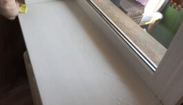 Kā atjaunot palodzes baltumu 5 minūtēs: paņēmiens, kas notīra pat ieēdušos traipus Kā atjaunot palodzes baltumu 5 minūtēs: paņēmiens, kas notīra pat ieēdušos traipus