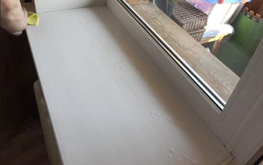 Kā atjaunot palodzes baltumu 5 minūtēs: paņēmiens, kas notīra pat ieēdušos traipus