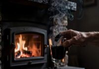 Tikai viena glāze krāsnī, un dūmvads iztīrās pats: pat seni sodrēji izlido pa skursteni melnām pārslām