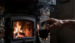 Tikai viena glāze krāsnī, un dūmvads iztīrās pats: pat seni sodrēji izlido pa skursteni melnām pārslām Tikai viena glāze krāsnī, un dūmvads iztīrās pats: pat seni sodrēji izlido pa skursteni melnām pārslām