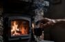 Tikai viena glāze krāsnī, un dūmvads iztīrās pats: pat seni sodrēji izlido pa skursteni melnām pārslām