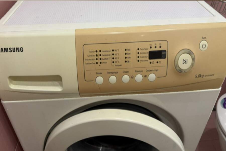 Tikai divu pogu kombinācija: kā panākt, lai veļas mašīna pati iztīra netīrumus un nepatīkamo smaku