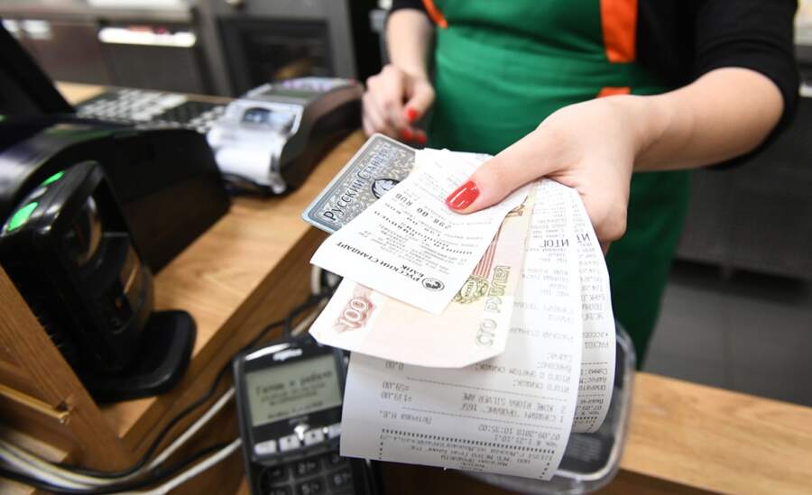 “Iepirkos veikalā par 15 eiro, bet tikai vēlāk, jau mājās, pamanīju, ka no kartes noskaitīti 150 eiro”