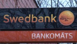 “Pēkšņi kļuvu par sirmgalvi”: klientes skarbā pieredze bankā tūlīt pēc 40 gadu sliekšņa