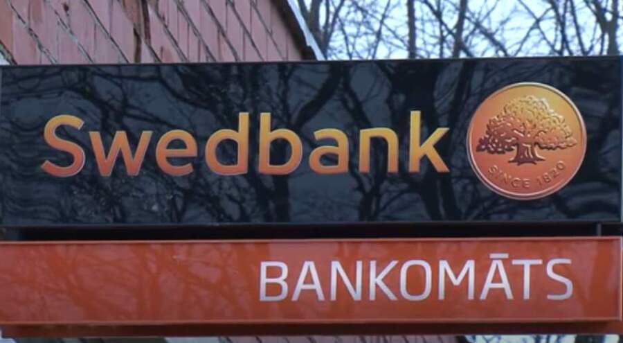 “Pēkšņi kļuvu par sirmgalvi”: klientes skarbā pieredze bankā tūlīt pēc 40 gadu sliekšņa