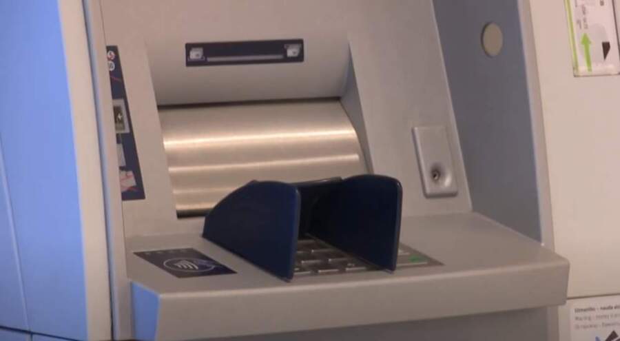 Kāds klients stipri vīlies “Swedbank” bankomāta darbībā: “Uzskatu, ka tas vairs nav normāli”