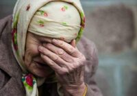 “Man bija 83 kad mana ģimene aizbrauca un es paliku viena. Ja ne kaimiņi…” ar nopietnu balsi stāsta Dzintra