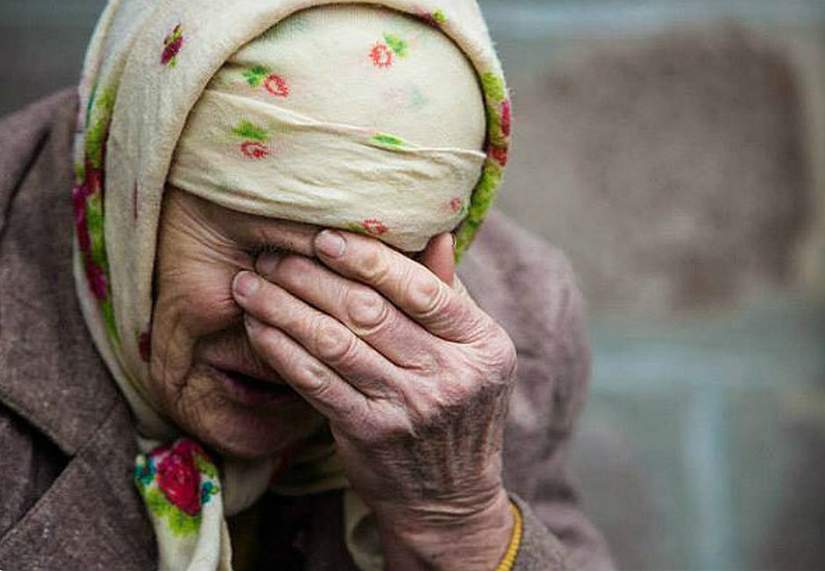 “Man bija 83 kad mana ģimene aizbrauca un es paliku viena. Ja ne kaimiņi…” ar nopietnu balsi stāsta Dzintra