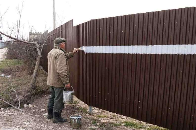 Kāpēc mans kaimiņš Visvaldis uz sava jaunā žoga uzzīmē baltu svītru – tagad es iesaku to pašu