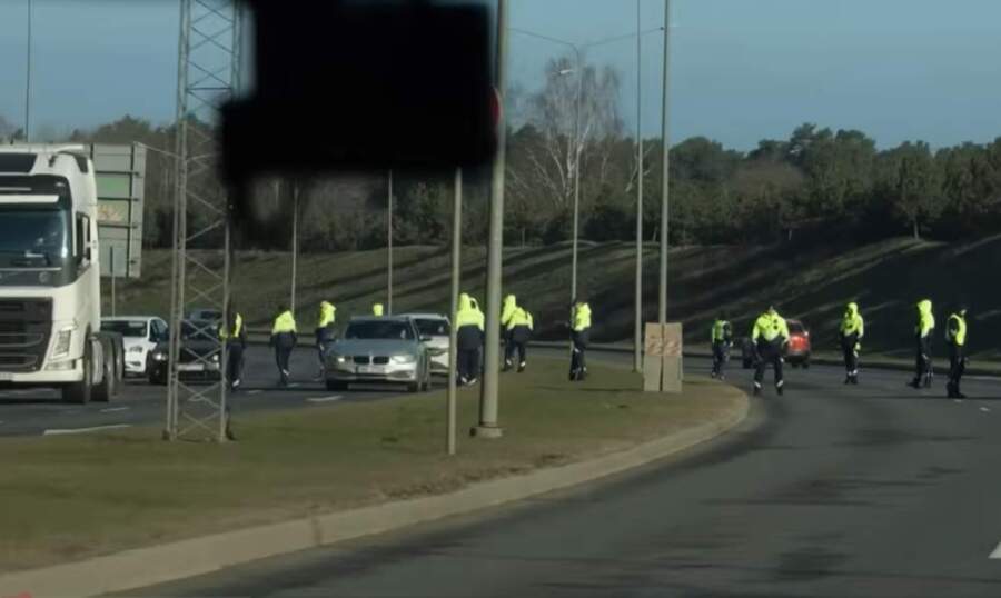Sākoties maija mēnesim daudzi autovadītāji pieļauj būtisku kļūdu saistībā ar riepām: var tikt arī pie soda