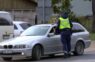“Iebraucu Allažos, izkāpu no sava BMW un pēkšņi pie manis skrien likumsargs un prasa uzrādīt dokumentus”: kā rīkoties