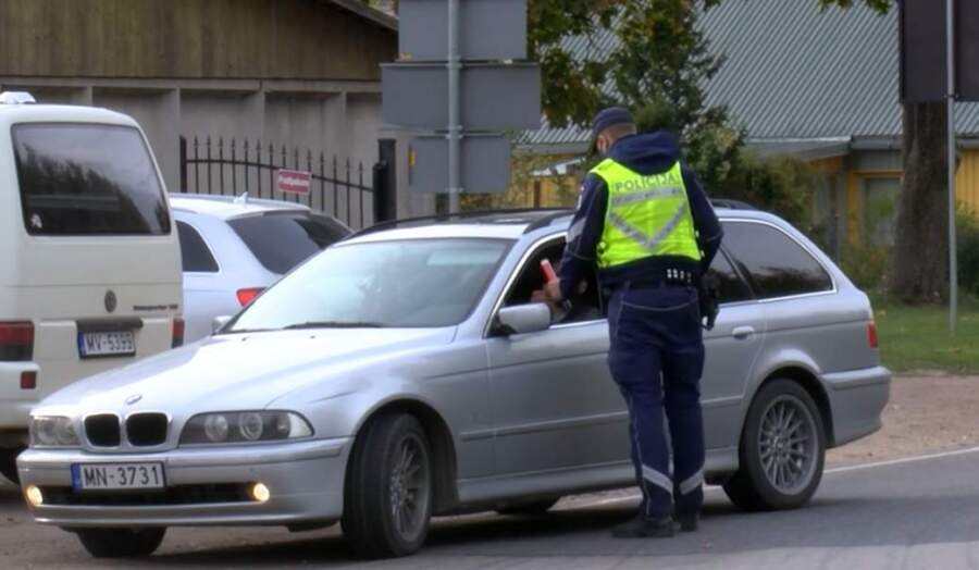 “Iebraucu Allažos, izkāpu no sava BMW un pēkšņi pie manis skrien likumsargs un prasa uzrādīt dokumentus”: kā rīkoties