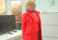 8 apģērbu krāsas, kuras dāmām, kas vecākas par 60 gadiem, nevajadzētu valkāt – lūk kāpēc