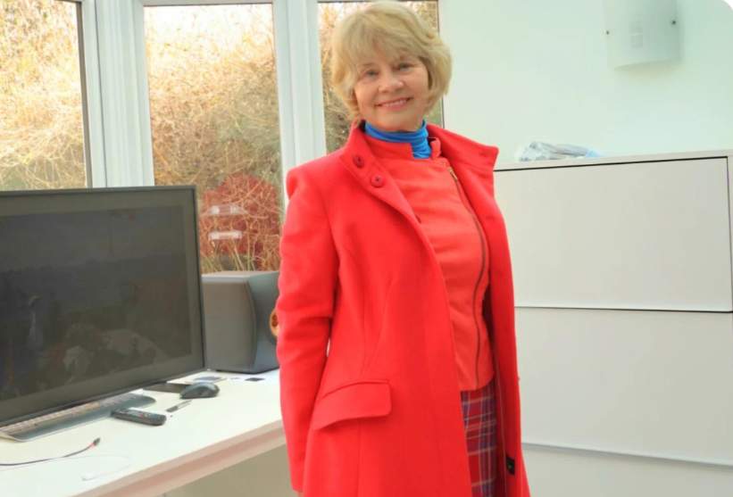 8 apģērbu krāsas, kuras dāmām, kas vecākas par 60 gadiem, nevajadzētu valkāt – lūk kāpēc