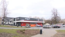 Kāds klients “RIMI” iegādājies salātus, bet atverot kastīti ieraudzījis kaut ko “tārpveidīgu”: kas īsti tas bija