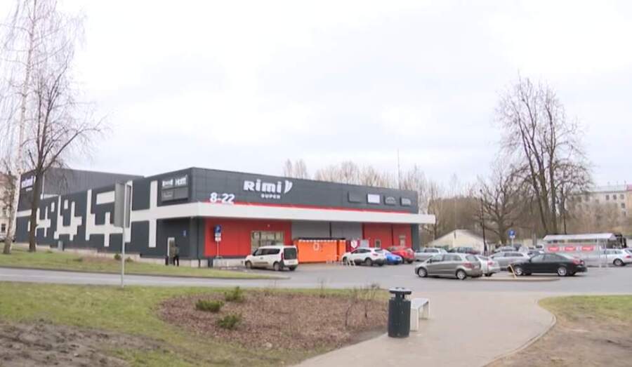 Kāds klients “RIMI” iegādājies salātus, bet atverot kastīti ieraudzījis kaut ko “tārpveidīgu”: kas īsti tas bija