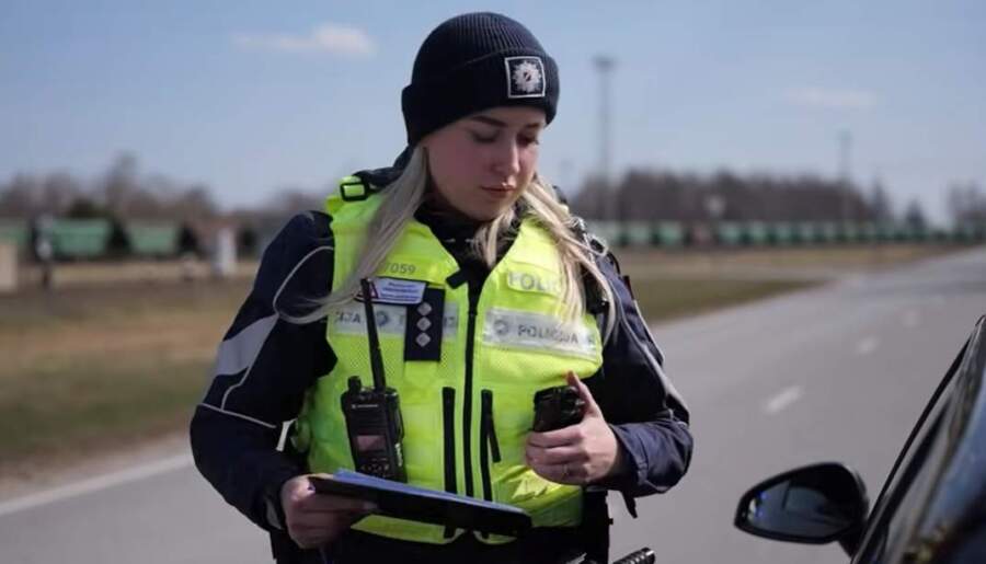 Policijas darbiniece