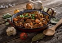 Gulašs vai steiks burtiski kūst mutē: viens vienkāršs paņēmiens kā pareizi mīkstināt gaļu pirms gatavošanas