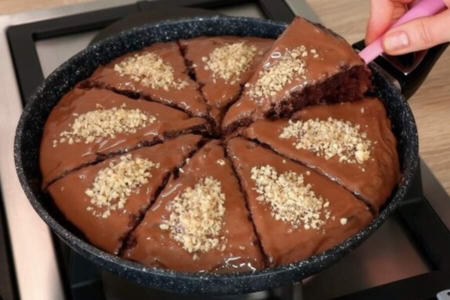 Ātrs un krēmīgs šokolādes sacepums bez miltiem un cepeškrāsns: tikai 10 minūtes un deserts galdā
